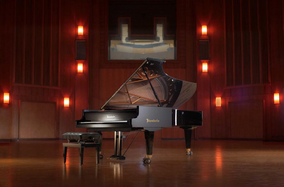 Bösendorfer Imperial, piano Yamaha CLP