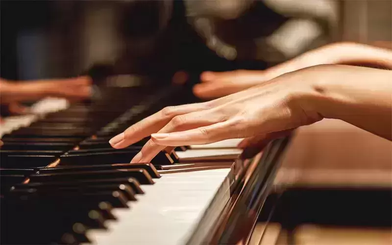 Danh-Piano-khong-chi-don-thuan-la-mot-nghe-thuat-giai-tri-ma-con-mang-lai-nhieu-y-nghia-sau-sac