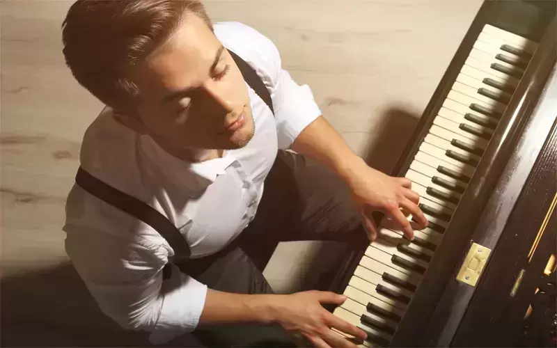 Danh-Piano-la-mot-hoat-dong-mang-lai-nhieu-loi-ich-cho-suc-khoe-ve-ca-tinh-than-va-the-chat