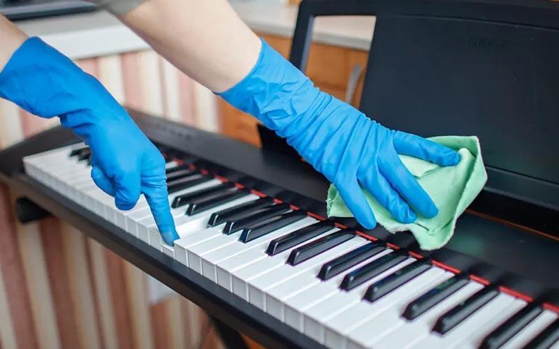 Vệ sinh đàn piano thường xuyên để duy trì chất lượng âm thanh