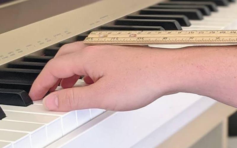 Bài tập luyện vị trí ngón tay trên phím đàn piano