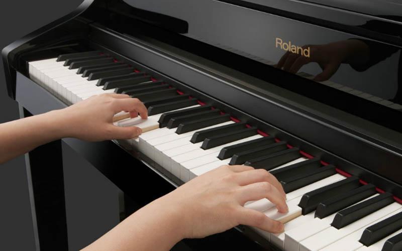 Kiểm tra chất lượng âm thanh trước khi mua đàn piano cơ