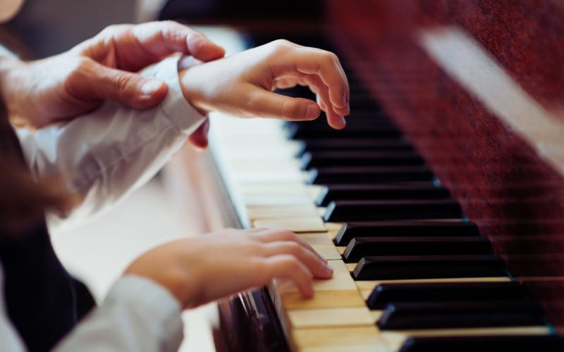Việc học đàn piano là một quá trình lâu dài, đòi hỏi sự kiên nhẫn và thực hành đều đặn