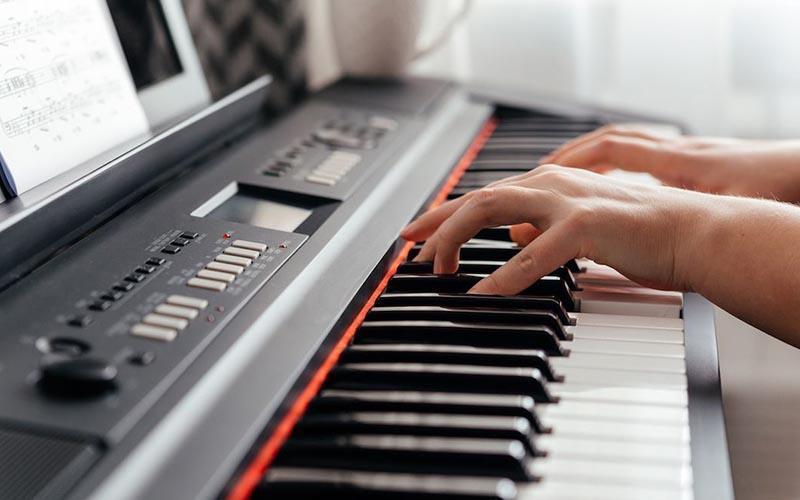 Đàn phím của piano điện tương tự với piano cơ