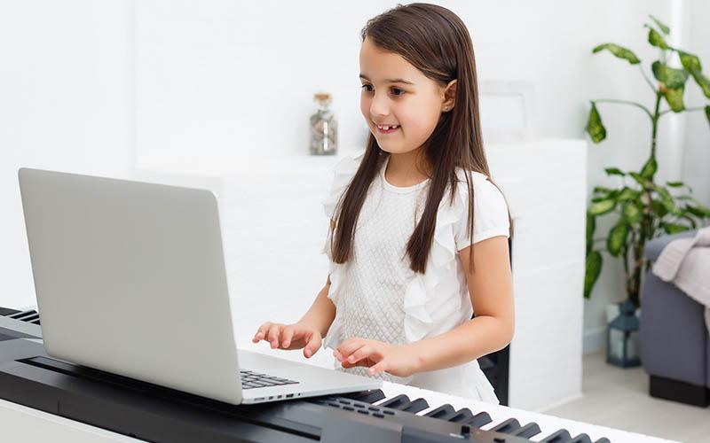 Chuẩn bị điện thoại hoặc laptop để học đàn piano online
