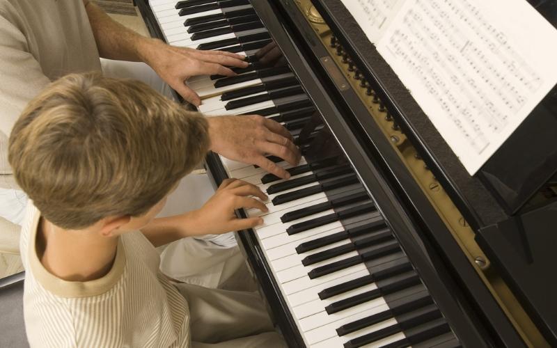 Dạy đàn piano cho bé là một việc đòi hỏi sự kiên nhẫn, tập trung và phương pháp phù hợp
