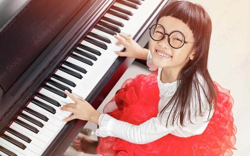 Lợi ích của việc chơi đàn piano giúp trẻ phát triển ngôn ngữ