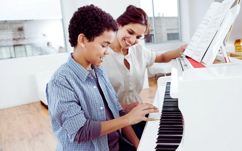Người mới học đàn nên thích nghi với đàn piano trước