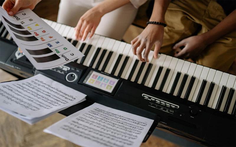 Nhớ các nốt nhạc trên đàn piano nhanh chóng đòi hỏi thời gian, kiên nhẫn và luyện tập đều đặn