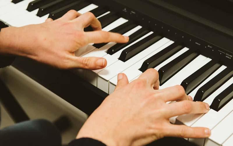 Tăng cường sự linh hoạt của đôi tay khi chơi đàn piano