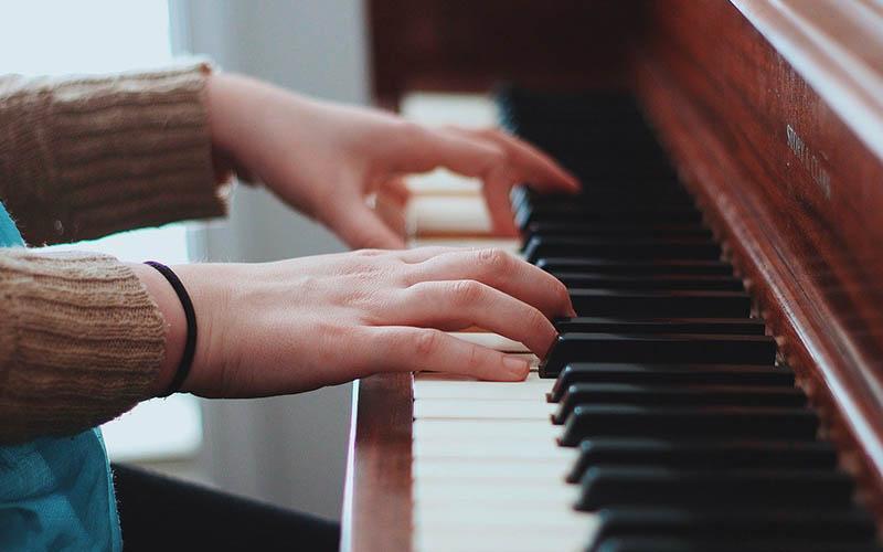 Cách đánh đàn piano bằng 2 tay cho người mới học
