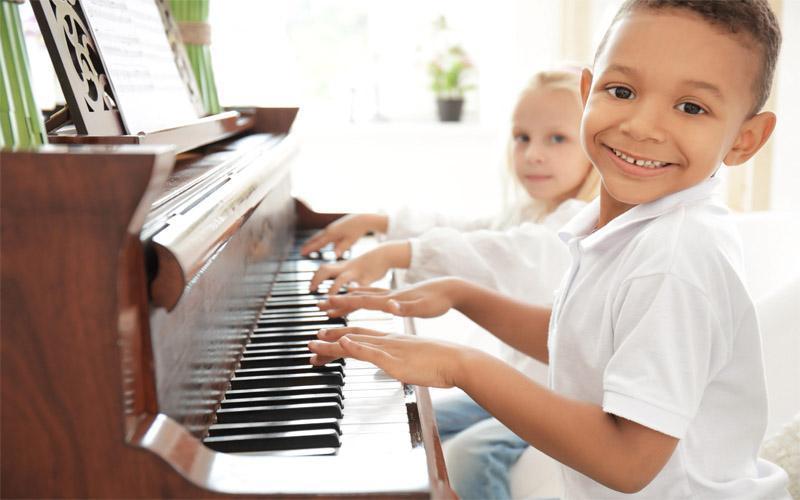 Độ tuổi thích hợp để trẻ học đàn piano phụ thuộc vào sự quan tâm và khả năng phát triển của trẻ