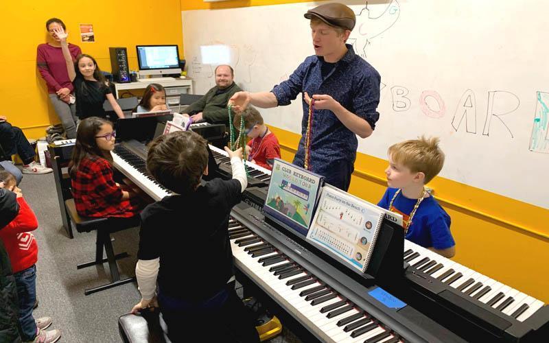 Khi mua một cây đàn piano cho trẻ mới học, có một số tùy chọn phổ biến để cân nhắc