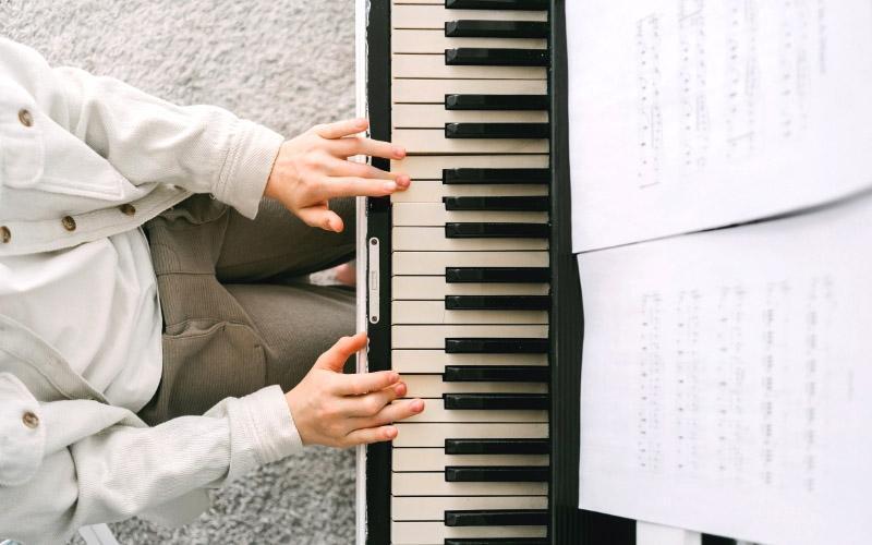 Nắm vững phím đàn piano mang lại nhiều lợi ích và ý nghĩa đáng kể cho người chơi đàn