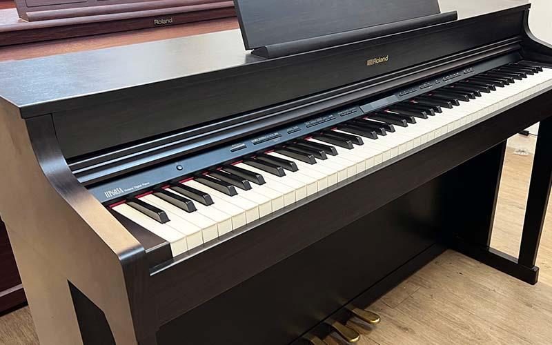 Roland là một thương hiệu đàn piano điện đến từ Nhật Bản