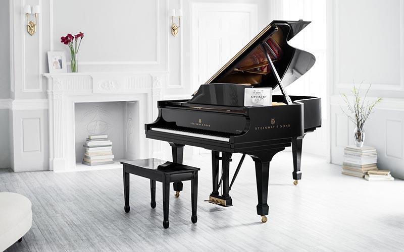 Steinway & Sons là thương hiệu đàn piano nổi tiếng đến từ Hoa Kỳ