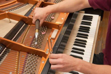 Lên dây đàn piano để giữ âm thanh chuẩn